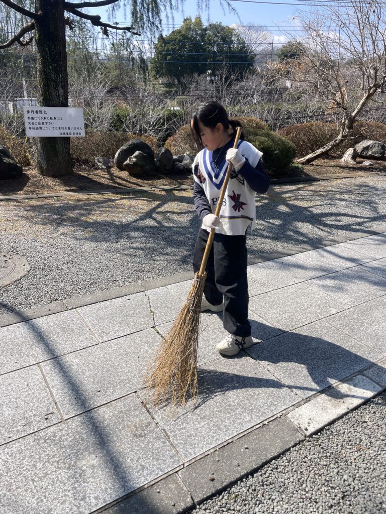参道の掃き掃除