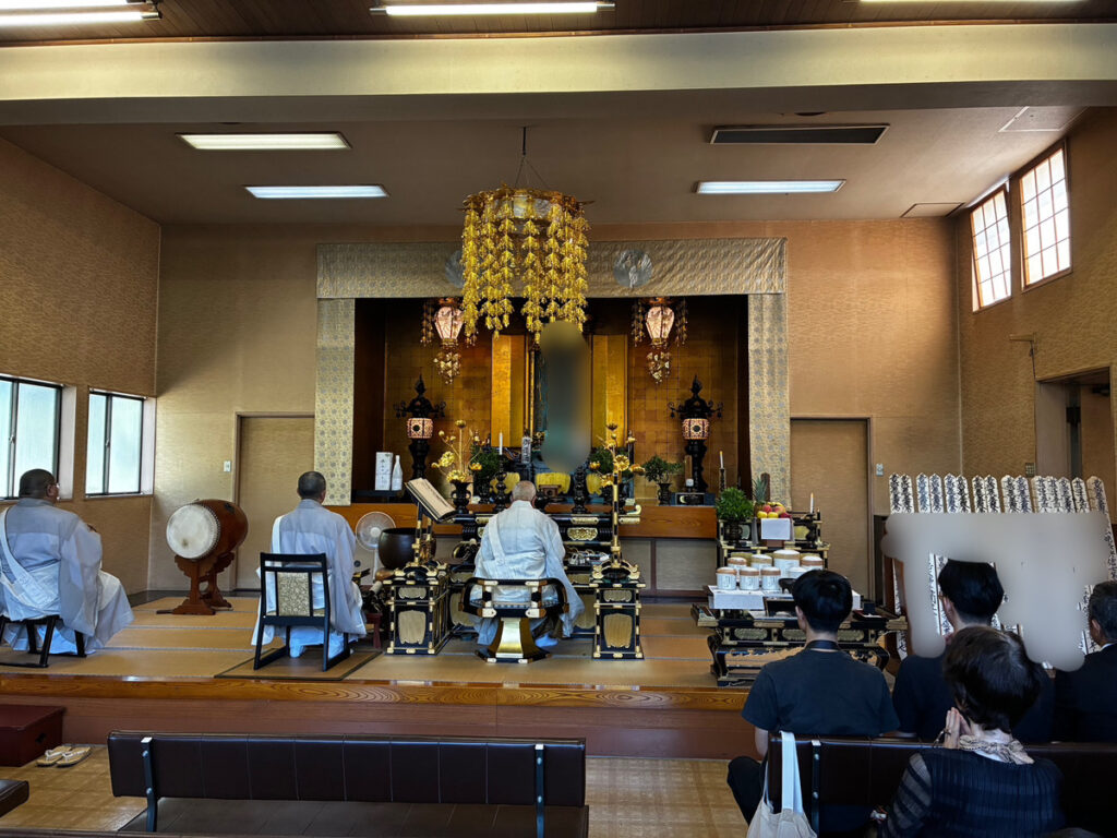 本堂での法事法要