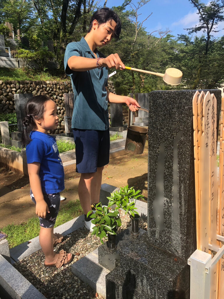 お盆のお墓詣り