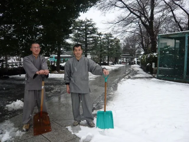 お坊さん雪かき